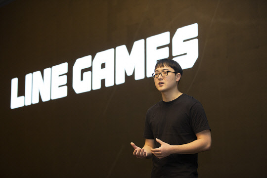 김민규 라인게임즈 대표가 12일 열린 기자간담회에서 발표를 하고 있는 모습.   라인게임즈 제공